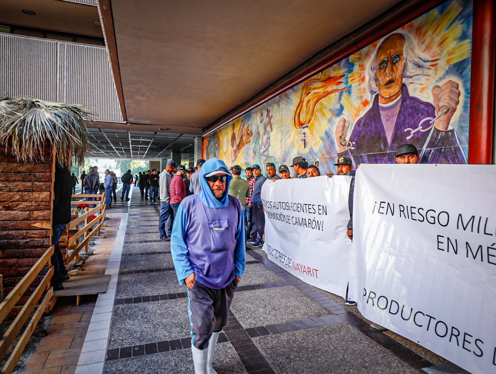 “Que se cierren fronteras y no entre ni un kilo de camarón”: Acuacultores; se manifiestan en Palacio