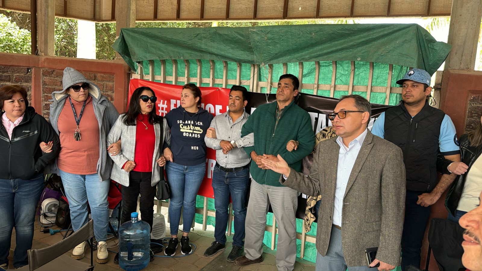 Se presenta Pedro Flores ante manifestantes de la UAdeo, en Guasave; establecen diálogo