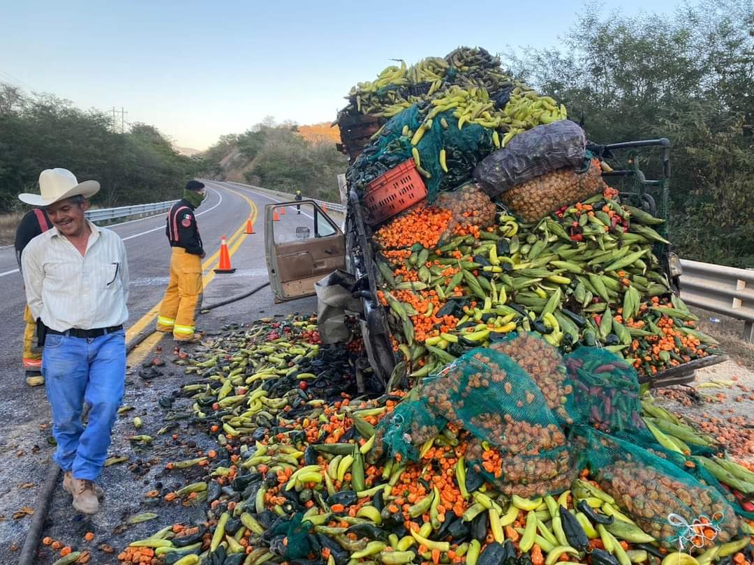 Camioneta cargada con kilos de verdura se incendia sobre la Mazatlán-Durango
