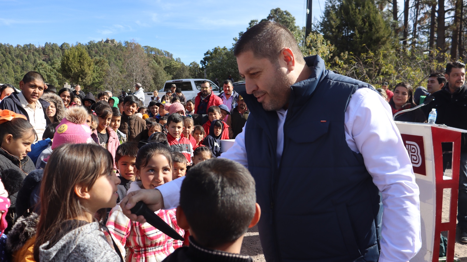 “Primero los que menos tienen”: Alcalde de Badiraguato visita comunidades serranas