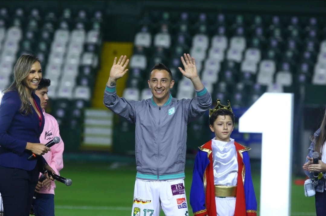 Andres Guardado fue presentado ante su nueva afición en el Nou Camp