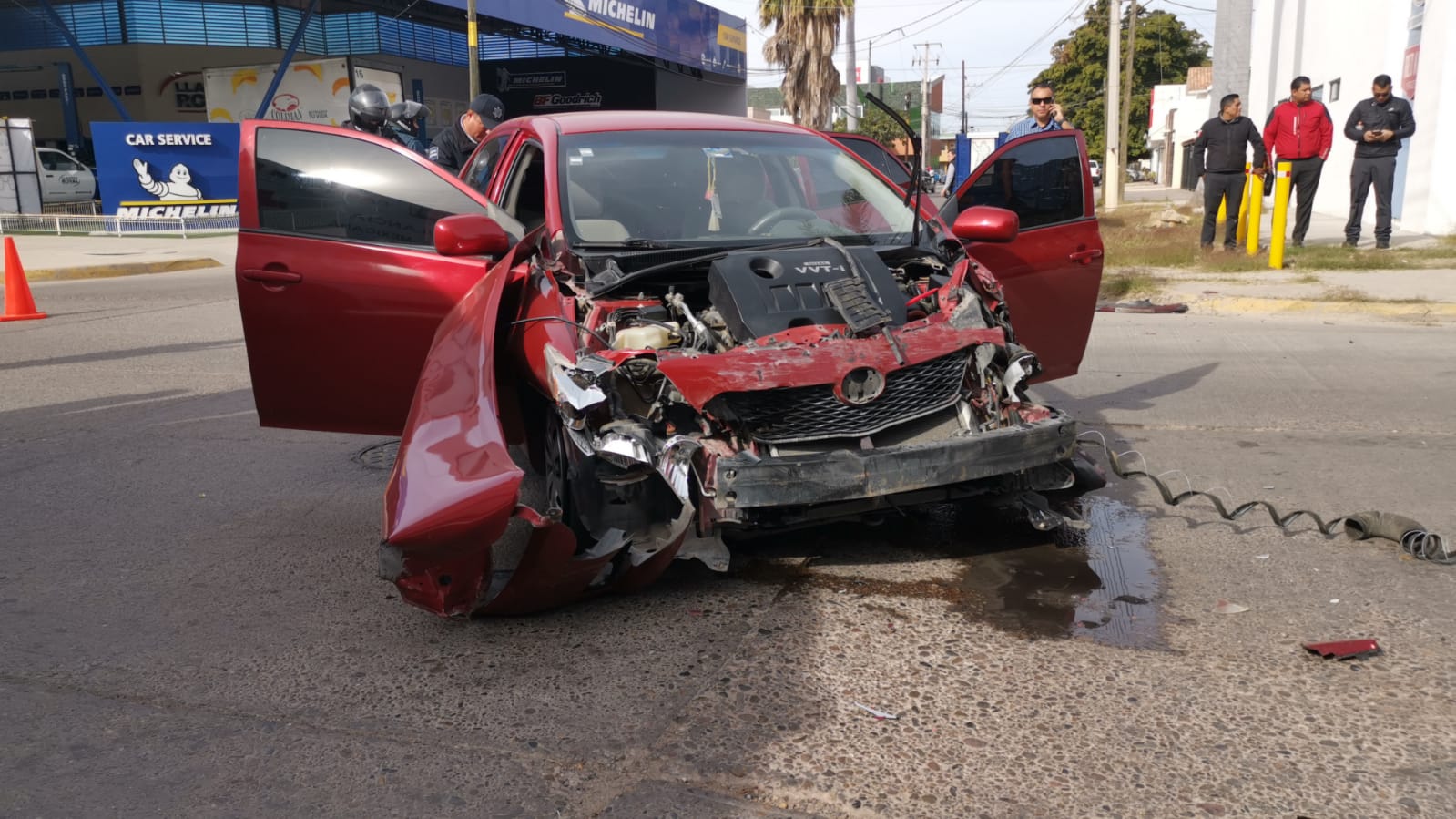 Aparatoso accidente en el sector centro de Los Mochis, deja a dos personas lesionadas, entre ellas una bebé