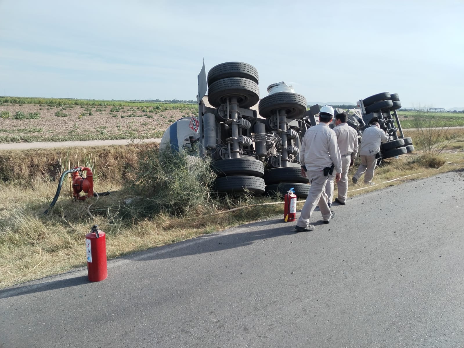 Cae pipa cargada de gasolina en el canal Lateral 18 en Ahome