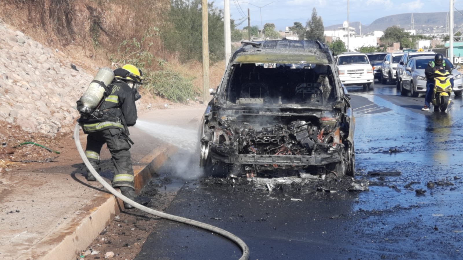 Camioneta Bronco 2024 se quema en su totalidad, en Culiacán