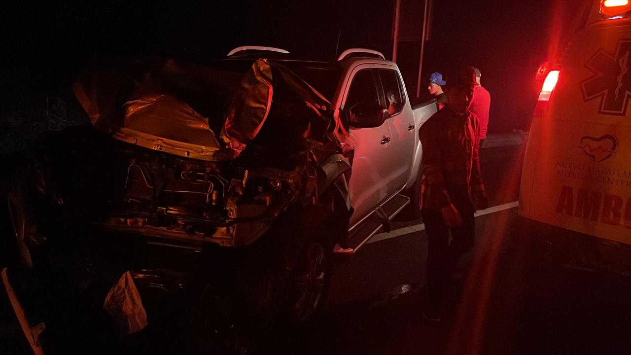 Camioneta y autobús turístico chocan sobre la carretera Villa Unión-El Rosario