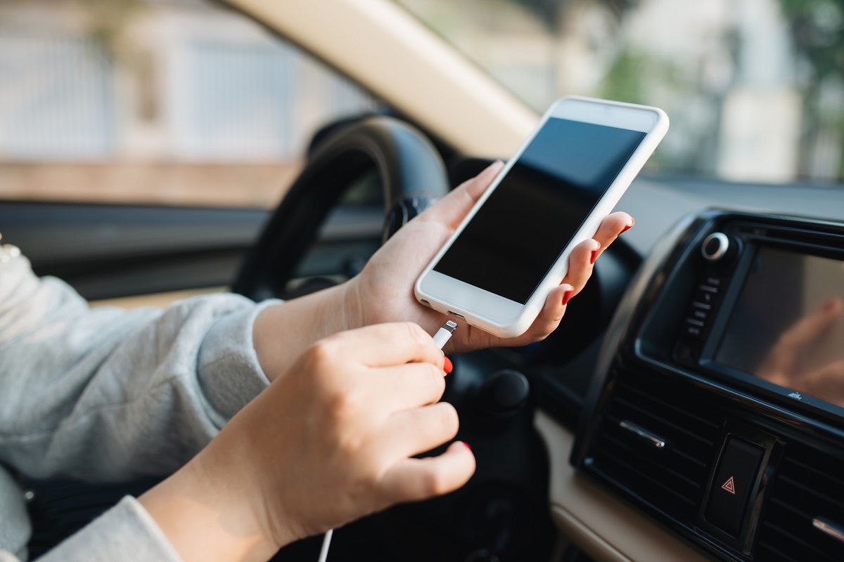 ¡Precaución! Por esta razón no debes cargar el celular en el carro