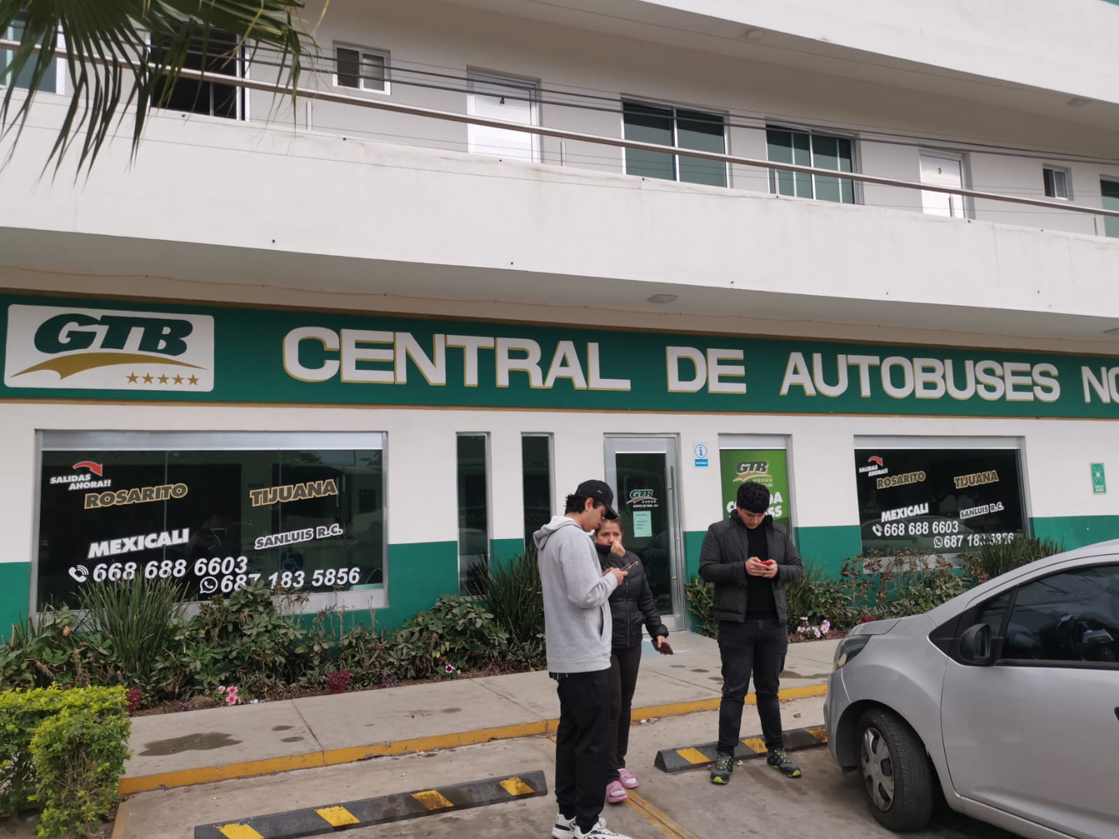 Llegan a la central de Los Mochis familiares de pasajeros del autobús incendiado en Elota