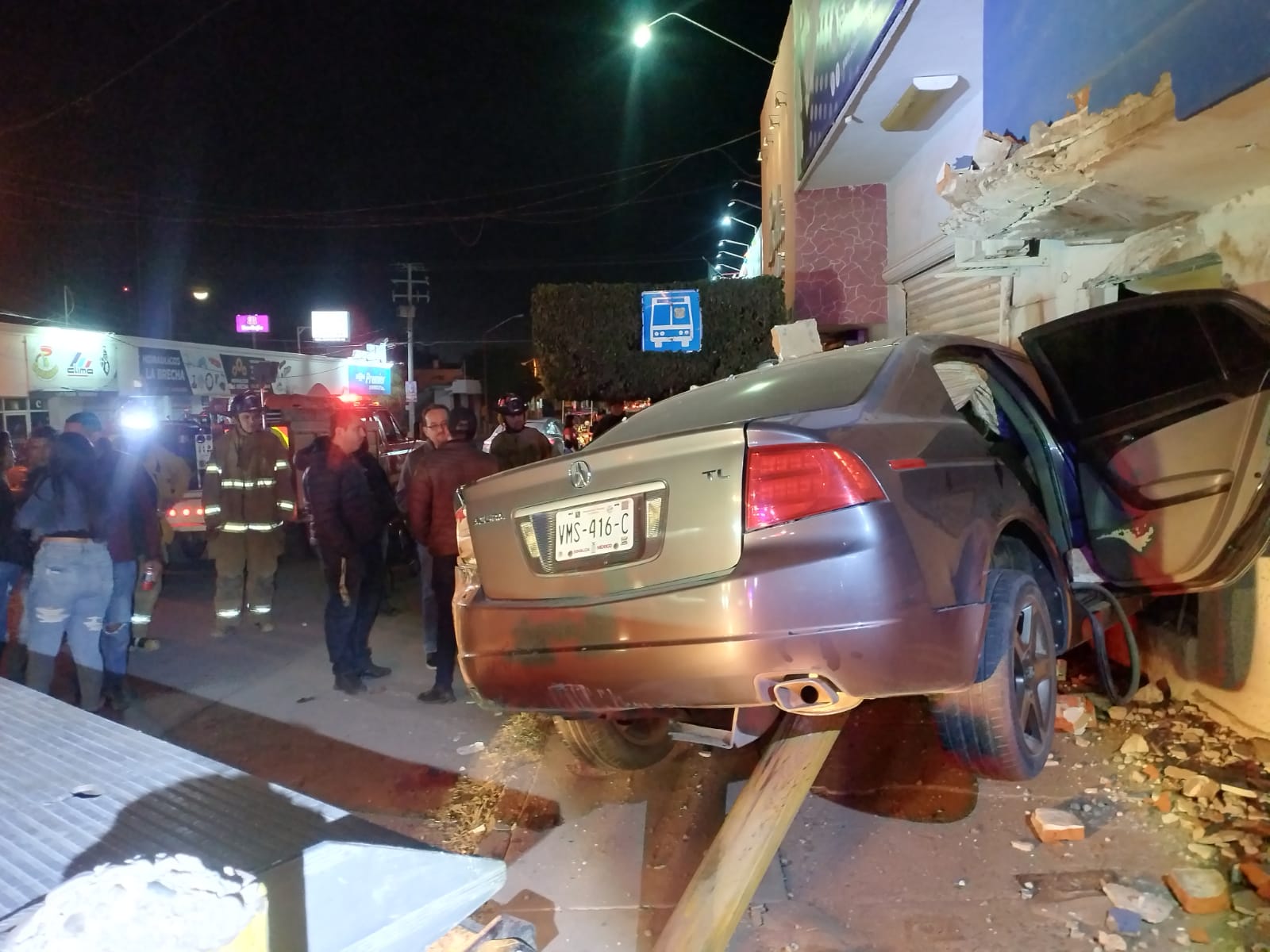Joven mujer choca contra la pared de un local en Guamúchil