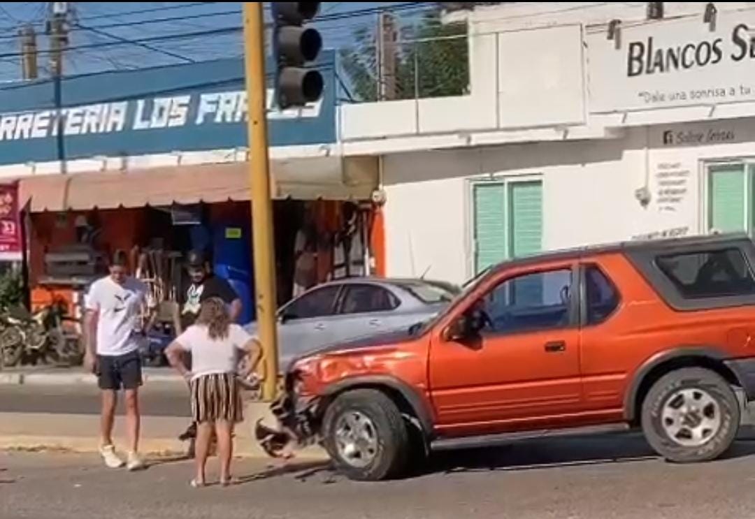 Chocan camionetas sobre la Bicentenario en Mazatlán y una se estampa en un semáforo