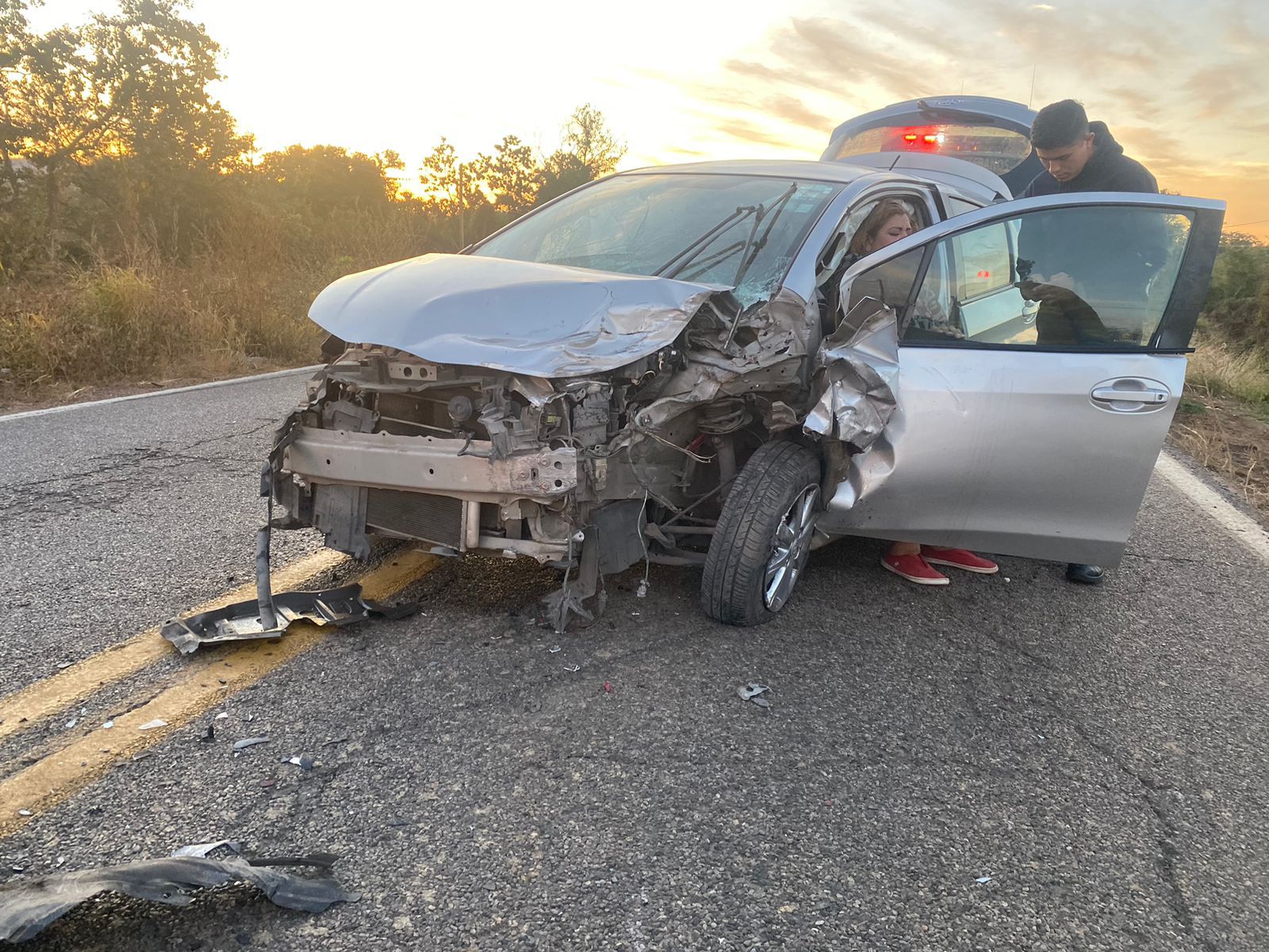 Chocan vehículos de frente por la carretera libre Mazatlán-Culiacán