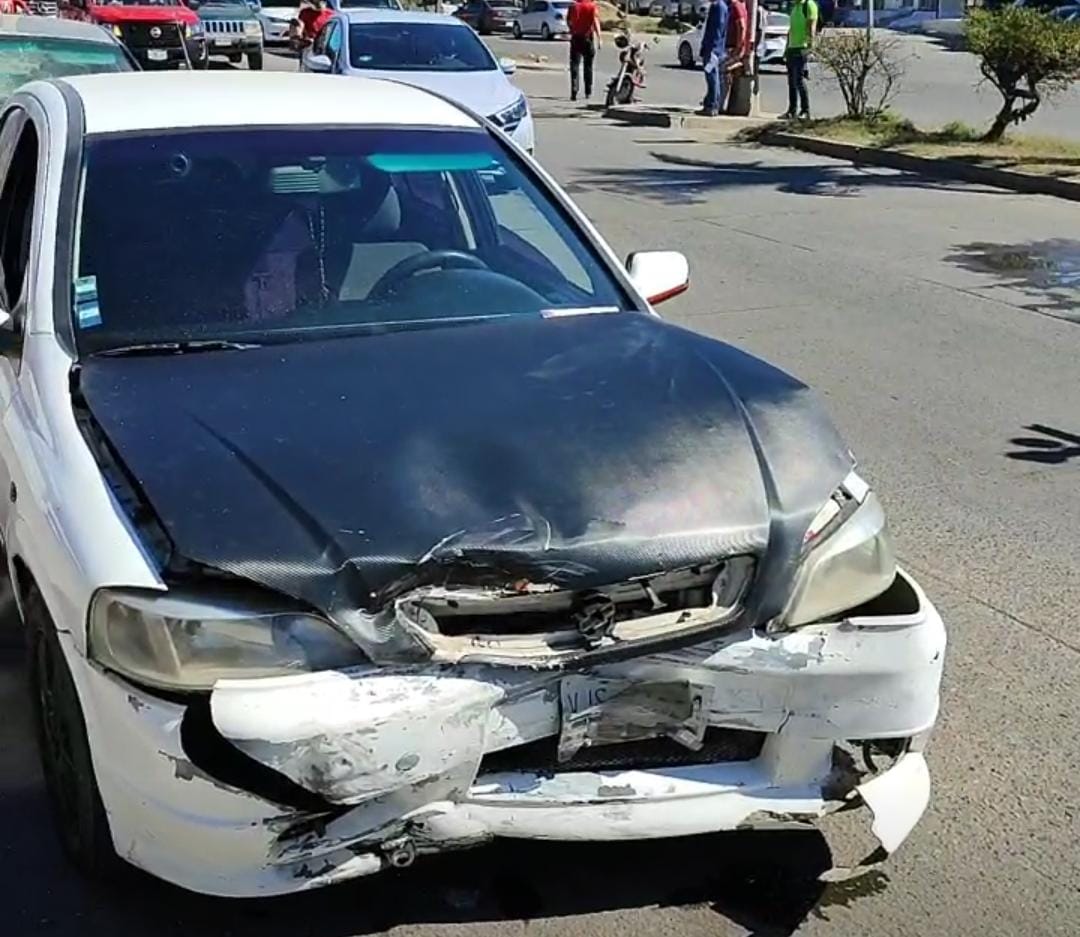 Colisionan dos automóviles y dejan un menor lesionado sobre la Bicentenario en Mazatlán