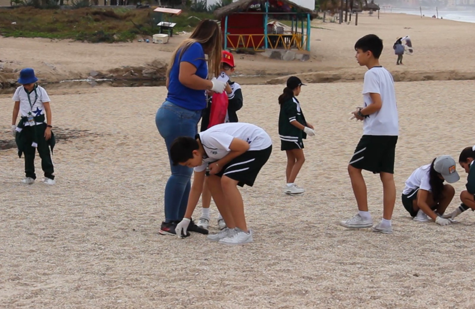 Con educación y conciencia, Fundación Grupo Arhe y Colegio Sam realizan limpieza de playa Cerritos