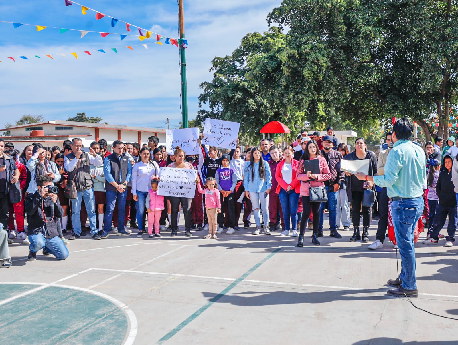 Con pancartas y apoyo hacia el 2024, habitantes de Oso Viejo reciben a Juan de Dios