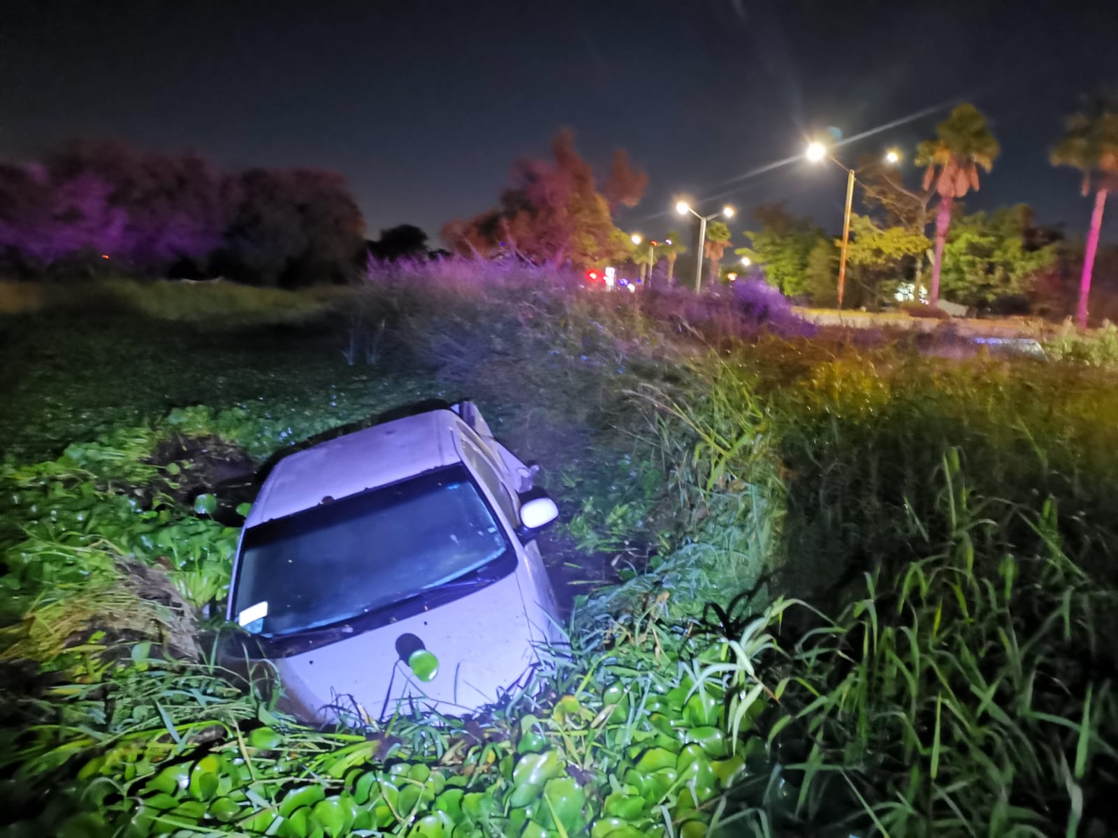 Conductor de un Honda choca por alcance y provoca que una camioneta termine dentro de un canal en Los Mochis