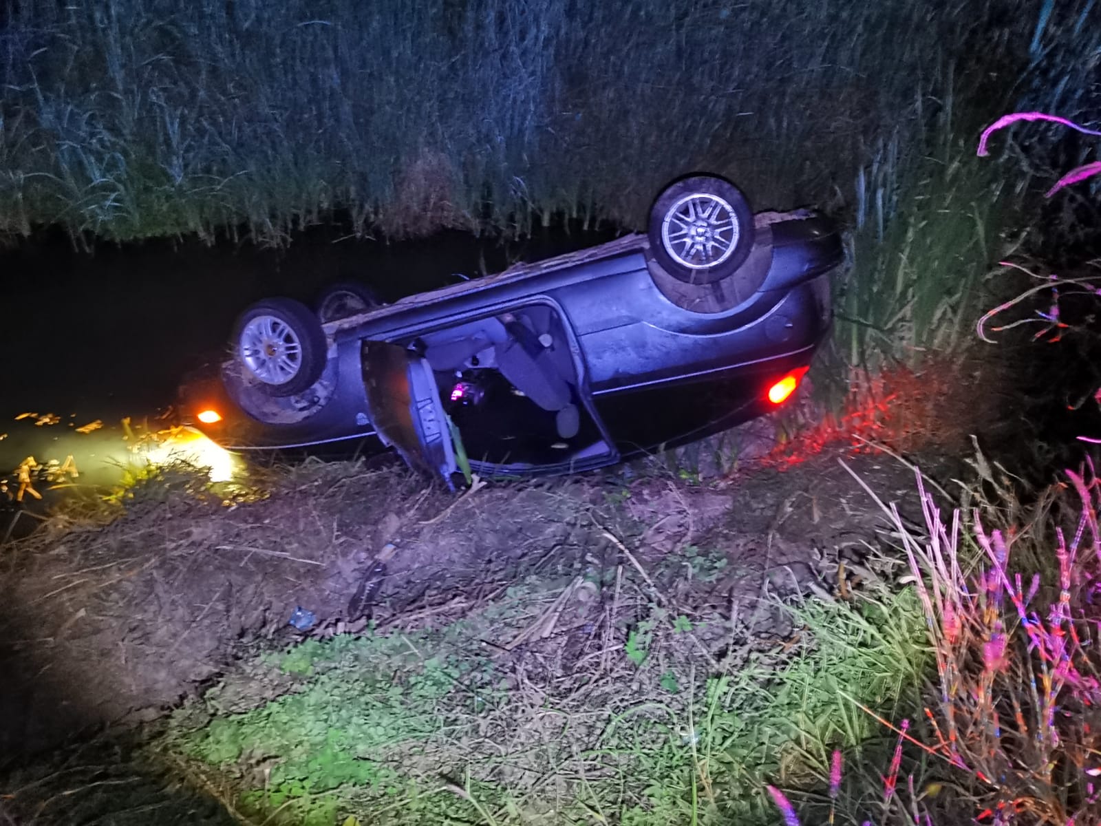 Conductor de un vehículo cae a un dren en Ohuira, Ahome