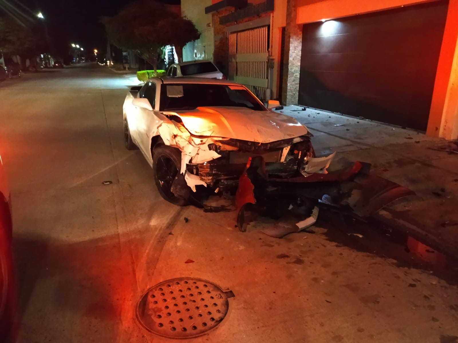 Conductor que viajaba en supuesto estado de ebriedad choca contra dos vehículos en Lo Mochis