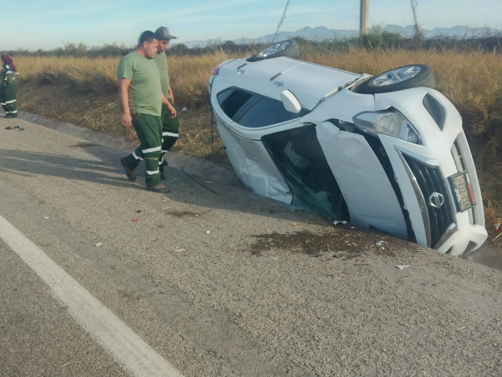 Conductora resulta lesionada luego de volcar en su vehículo en la Cruz de Elota