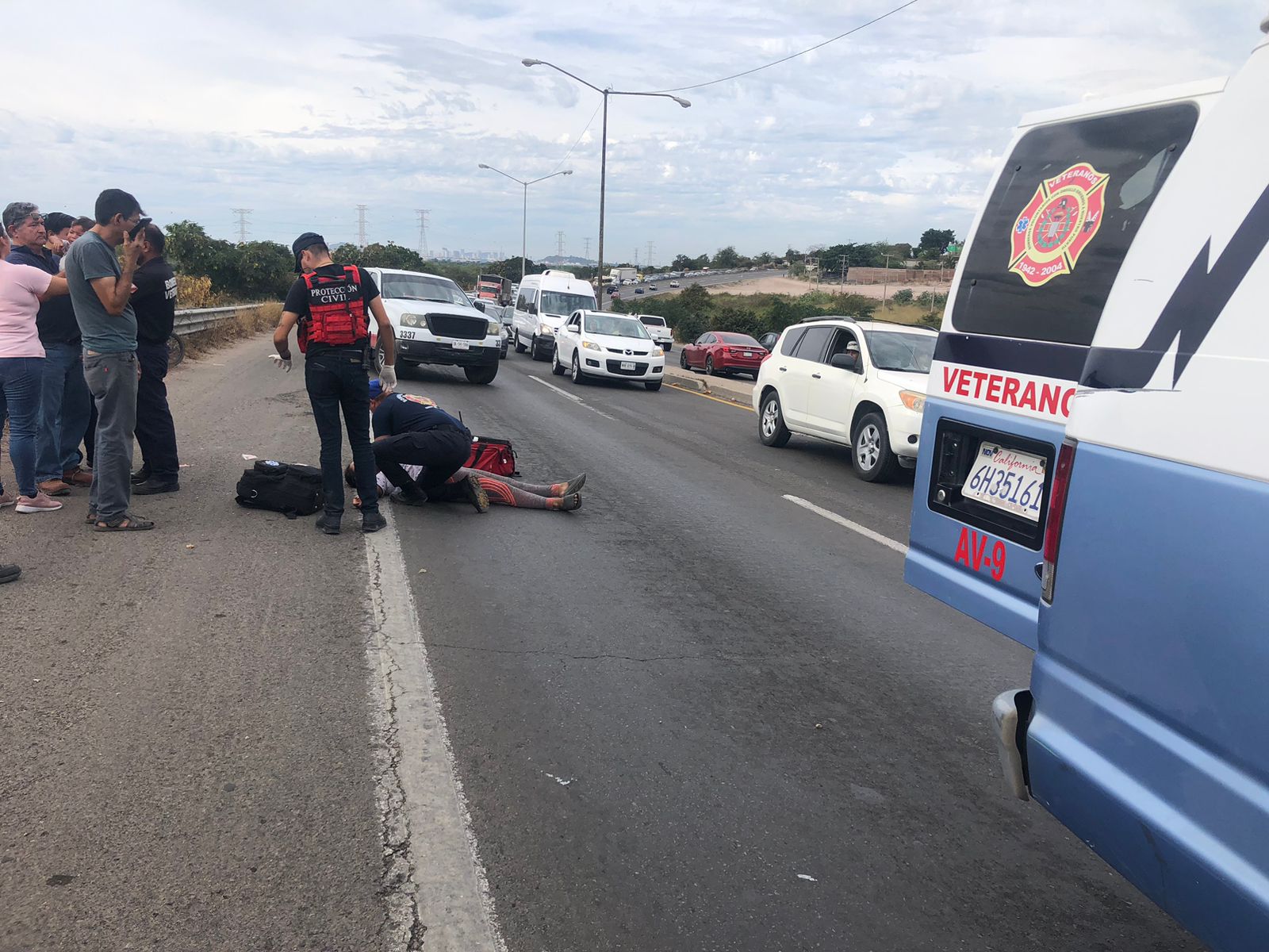 Derrape en motocicleta deja tres lesionados en la curva de la termoeléctrica en Mazatlán
