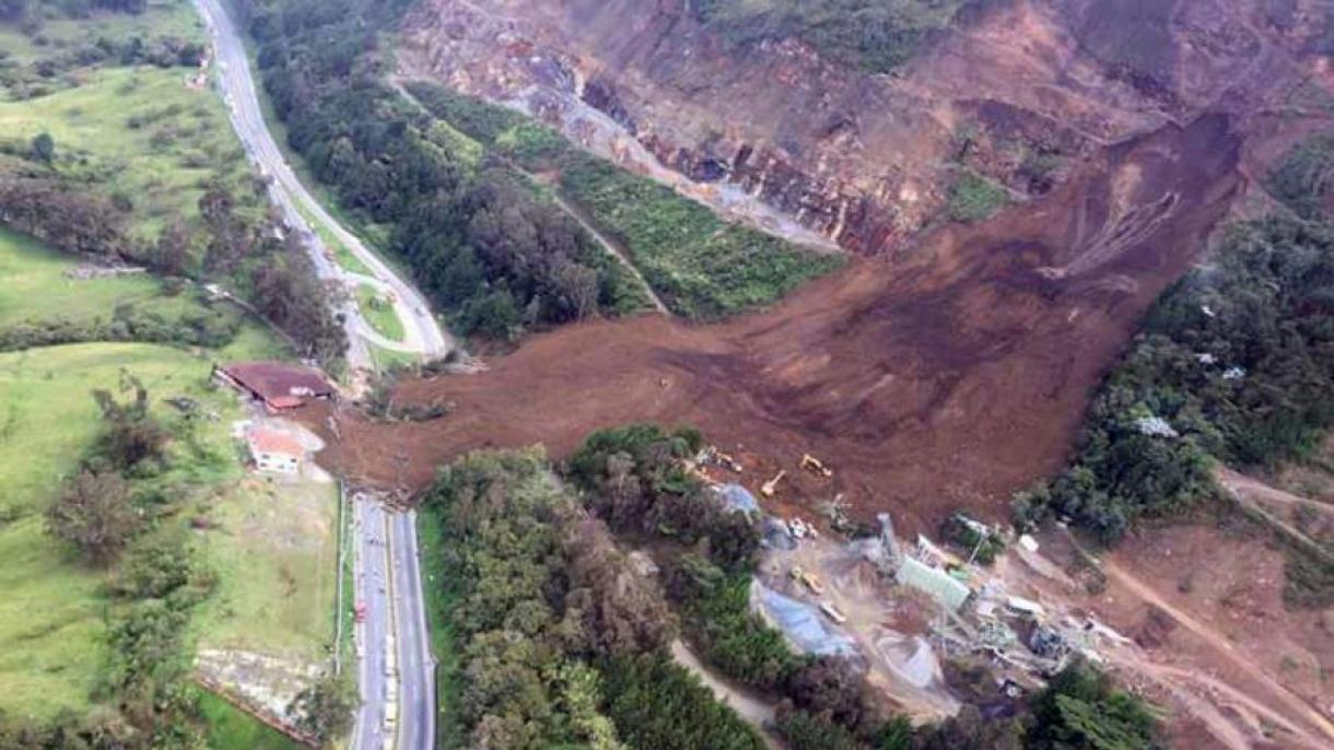 ¡Impactante! Alud de tierra sepulta viviendas y autos, se reportan más de 30 muertos en Colombia