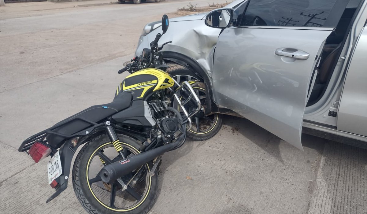 Dos motociclistas resultaron lesionados al chocar contra una camioneta en Juan José Ríos