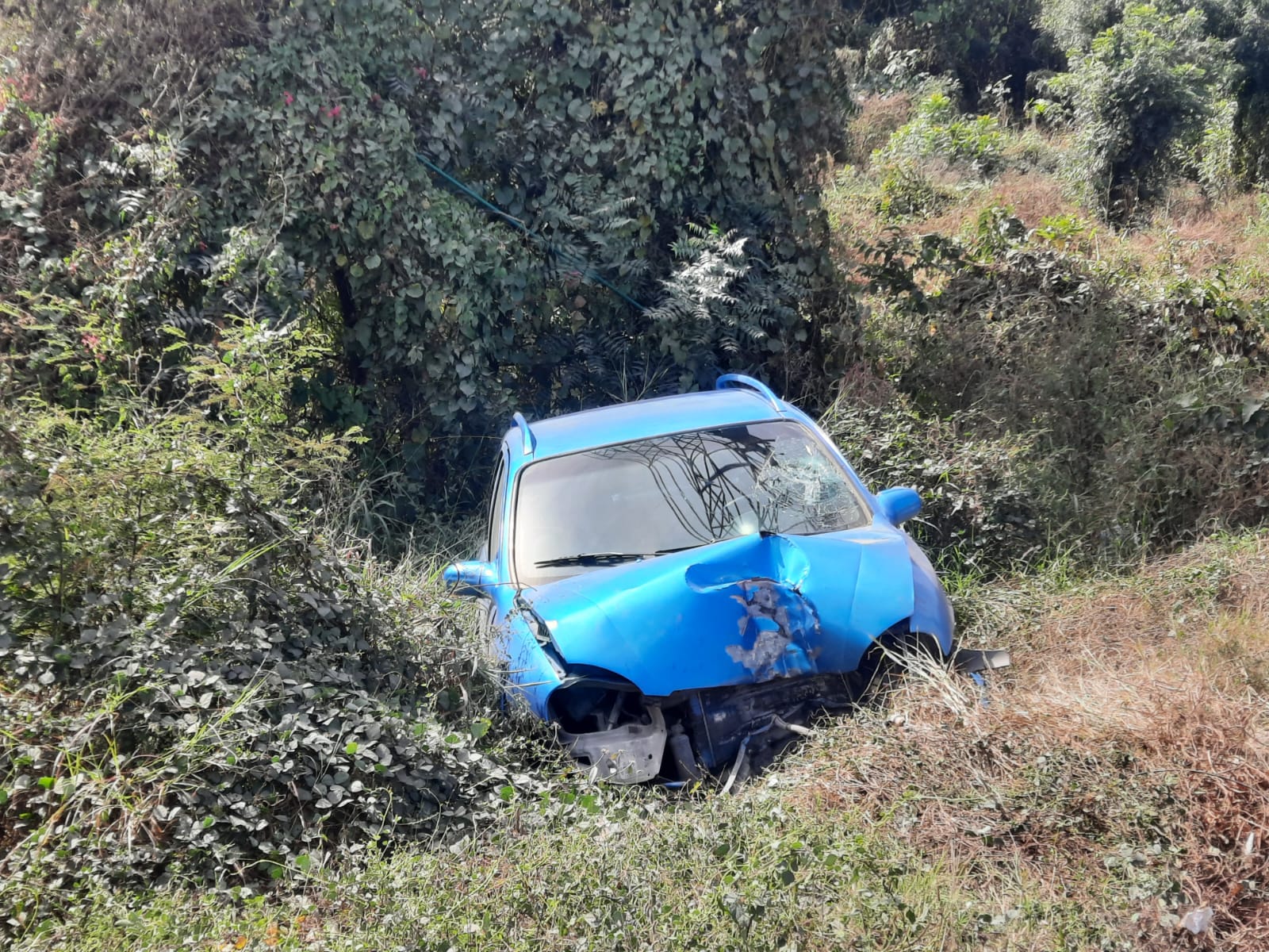 Elemento de la Sedena resulta lesionado al accidentarse en su auto sobre La Costerita, en Culiacán