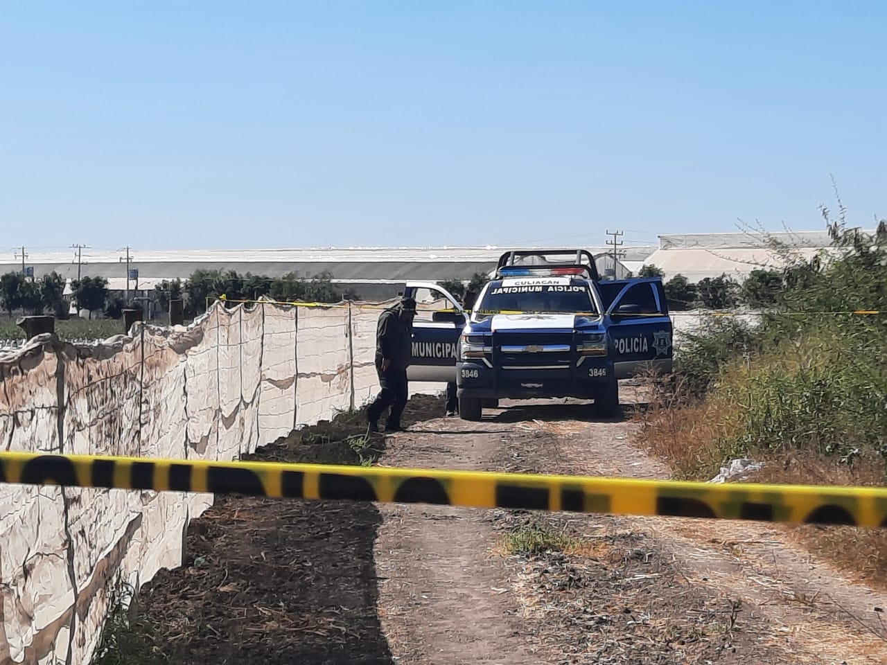 En descomposición y dentro de un canal de riego, localizan un hombre en la sindicatura de Costa Rica, Culiacán