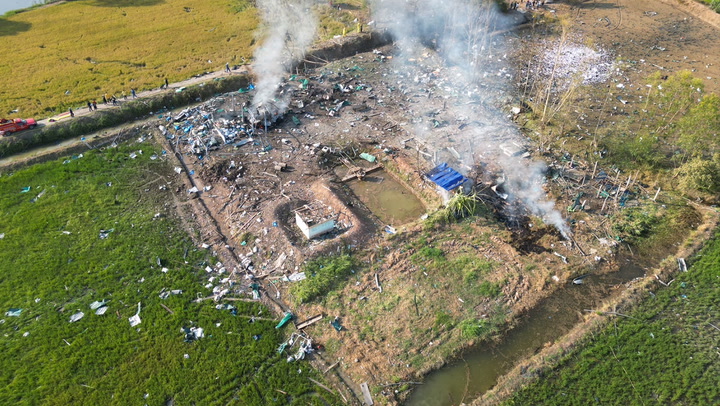 Tragedia: Más de 20 personas muertas deja explosión en fábrica de fuegos artificiales en Tailandia