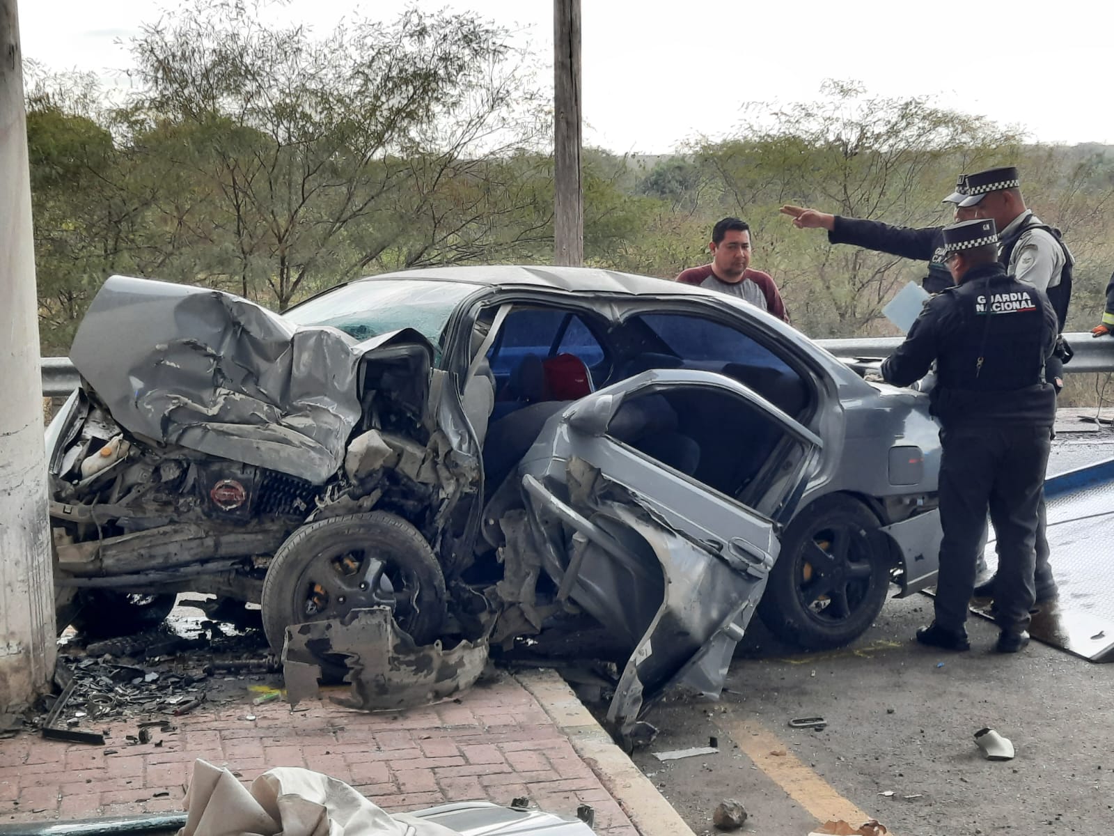 Grave queda el conductor de un Sentra tras chocar contra el pilar de un puente, por ‘La Costerita’, en Culiacán