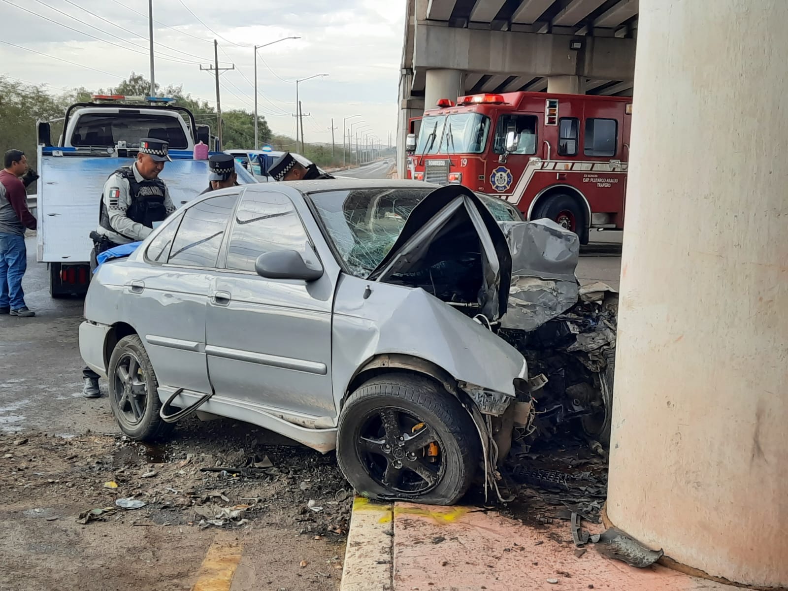 ¡No la libra! Muere el conductor del Nissan Sentra que chocó contra el pilar de un puente sobre La Costera, en Culiacán