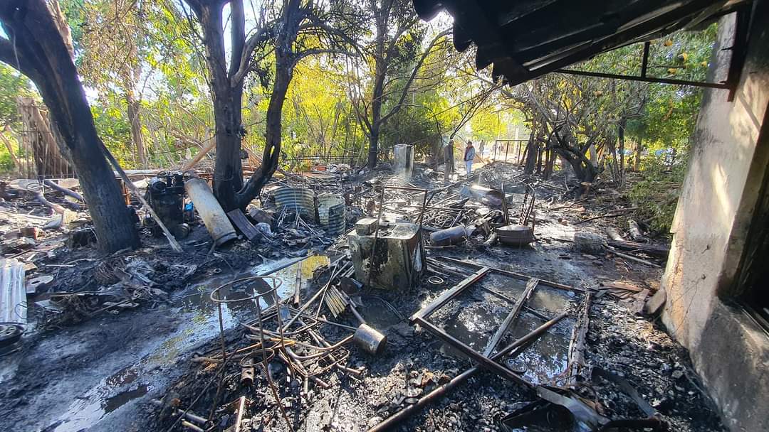 Hecha cenizas termina una casa en el municipio de Sinaloa tras incediarse