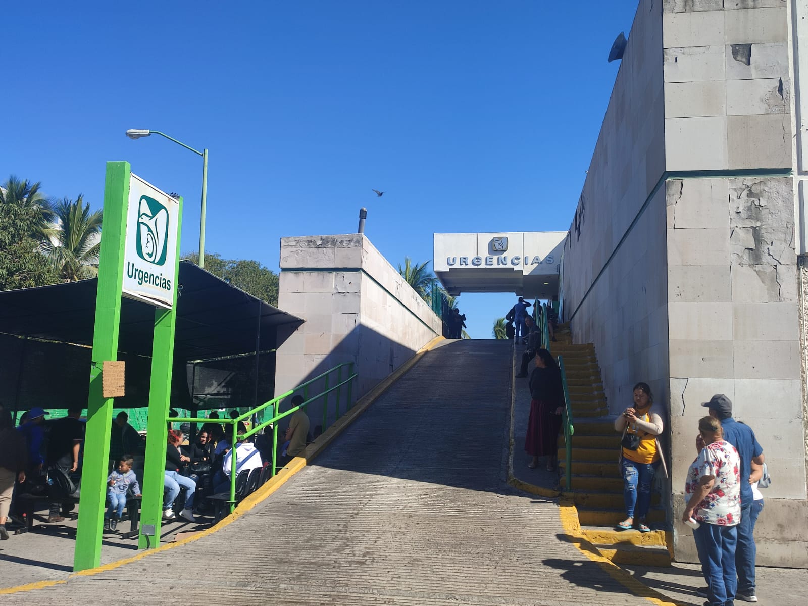 Tras accidente en la Mazatlán-Culiacán, IMSS recibió a 4 personas; entre ellos el chofer del autobús