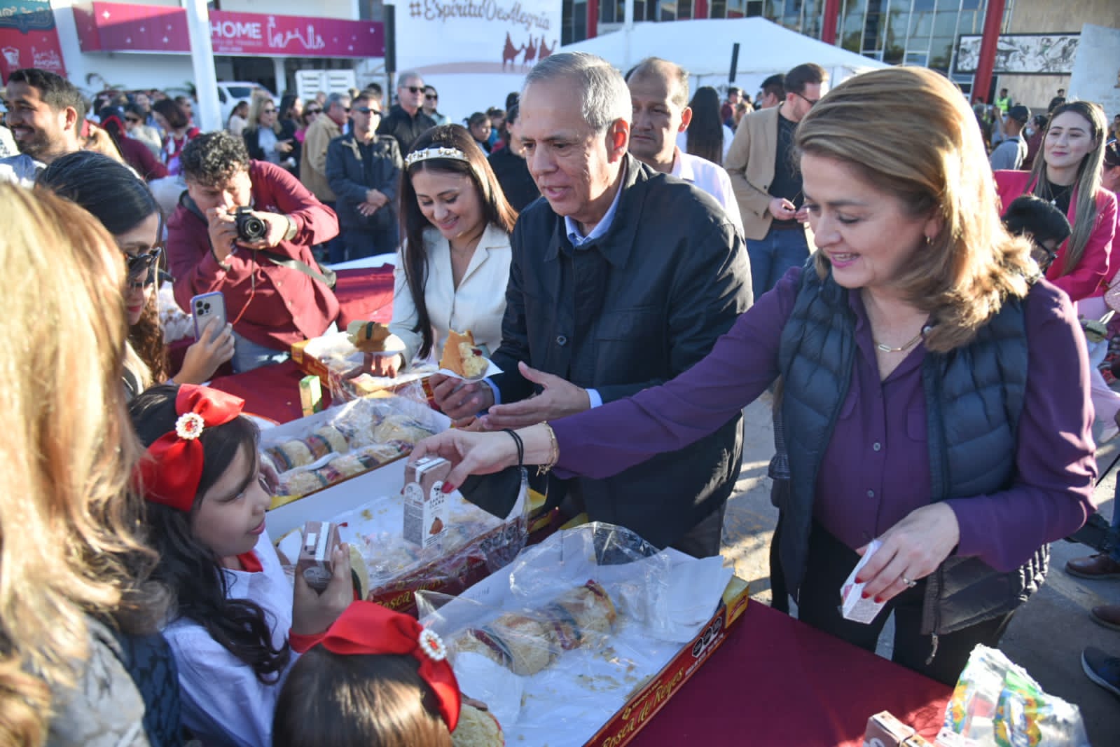 Invitan autoridades de Ahome a degustar la tradicional rosca de Reyes