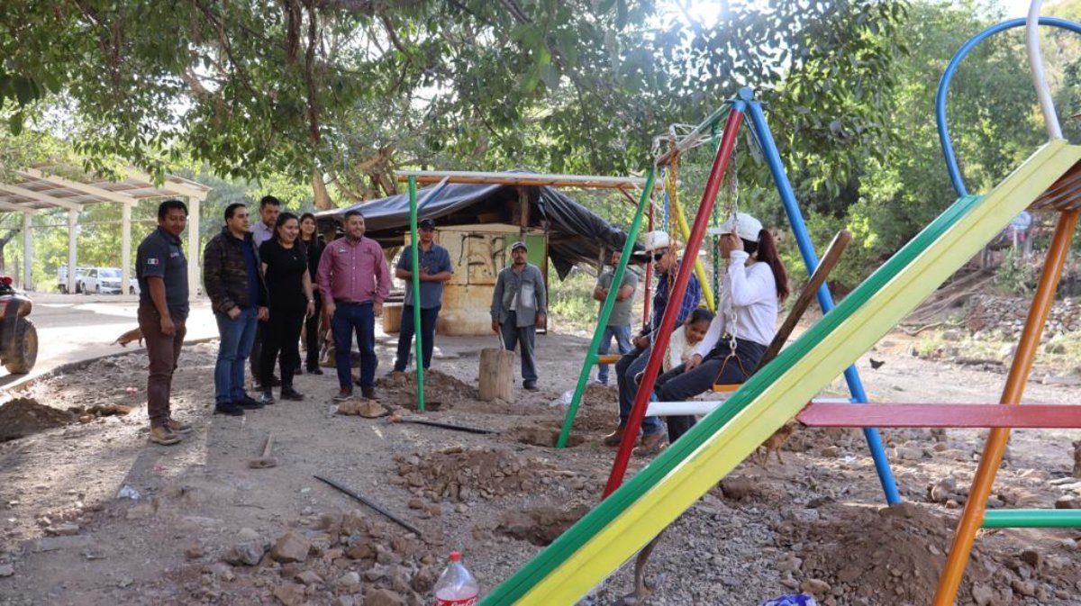 Alcalde de Badiraguato supervisa obra del nuevo parque infantil en La Soledad
