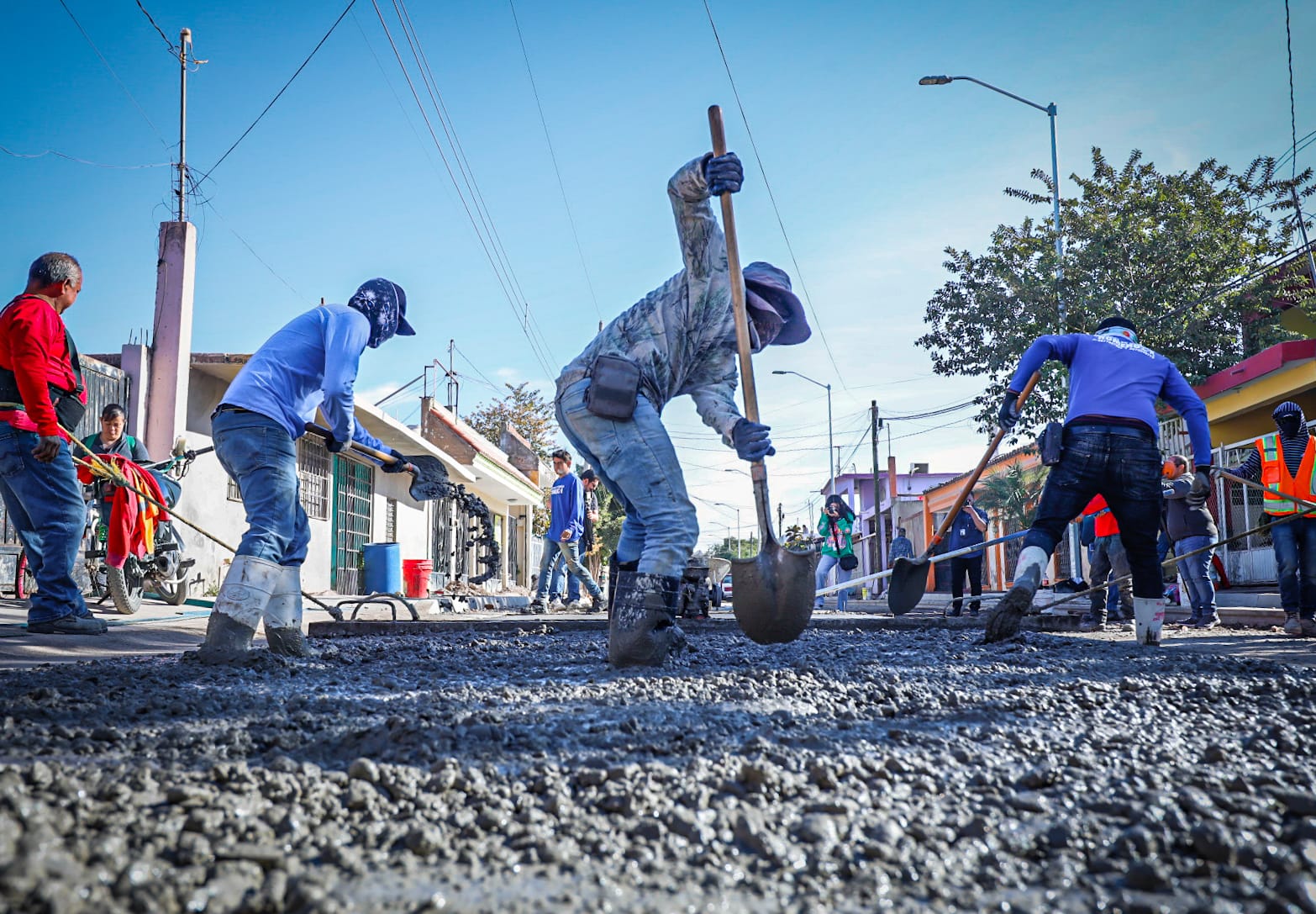 Juan de Dios Gámez Mendívil supervisa pavimentación de calle en Aguaruto