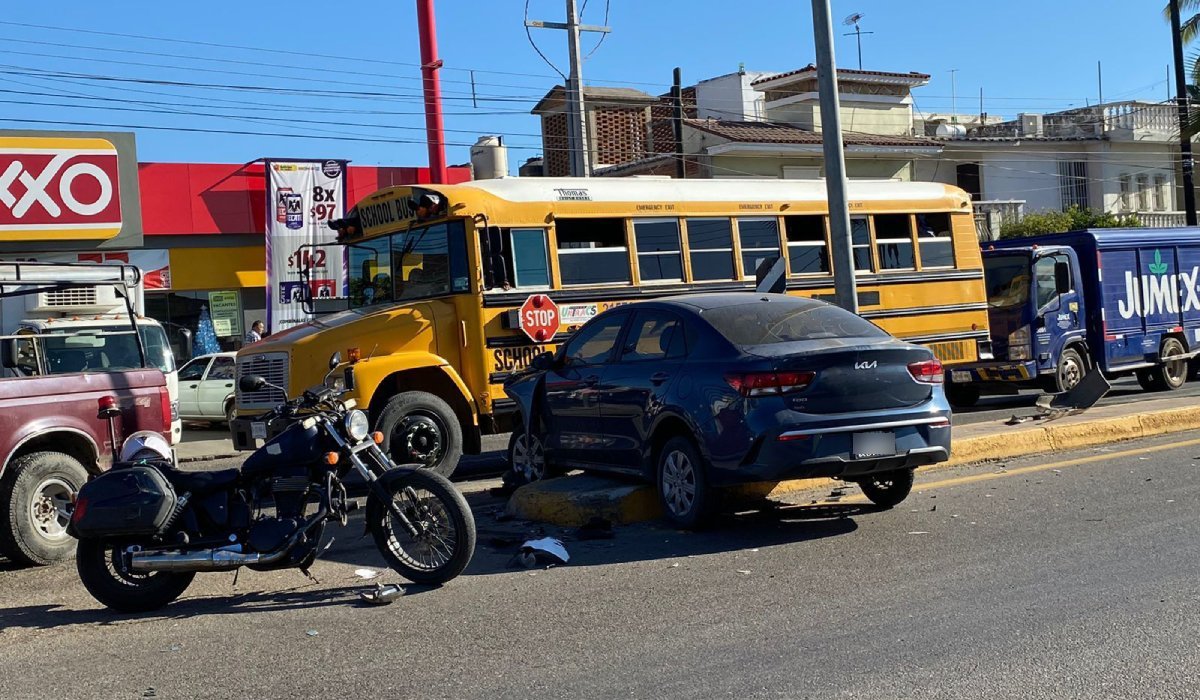 Vehículos protagonizan fuerte choque en Villa Unión, al sur de Mazatlán