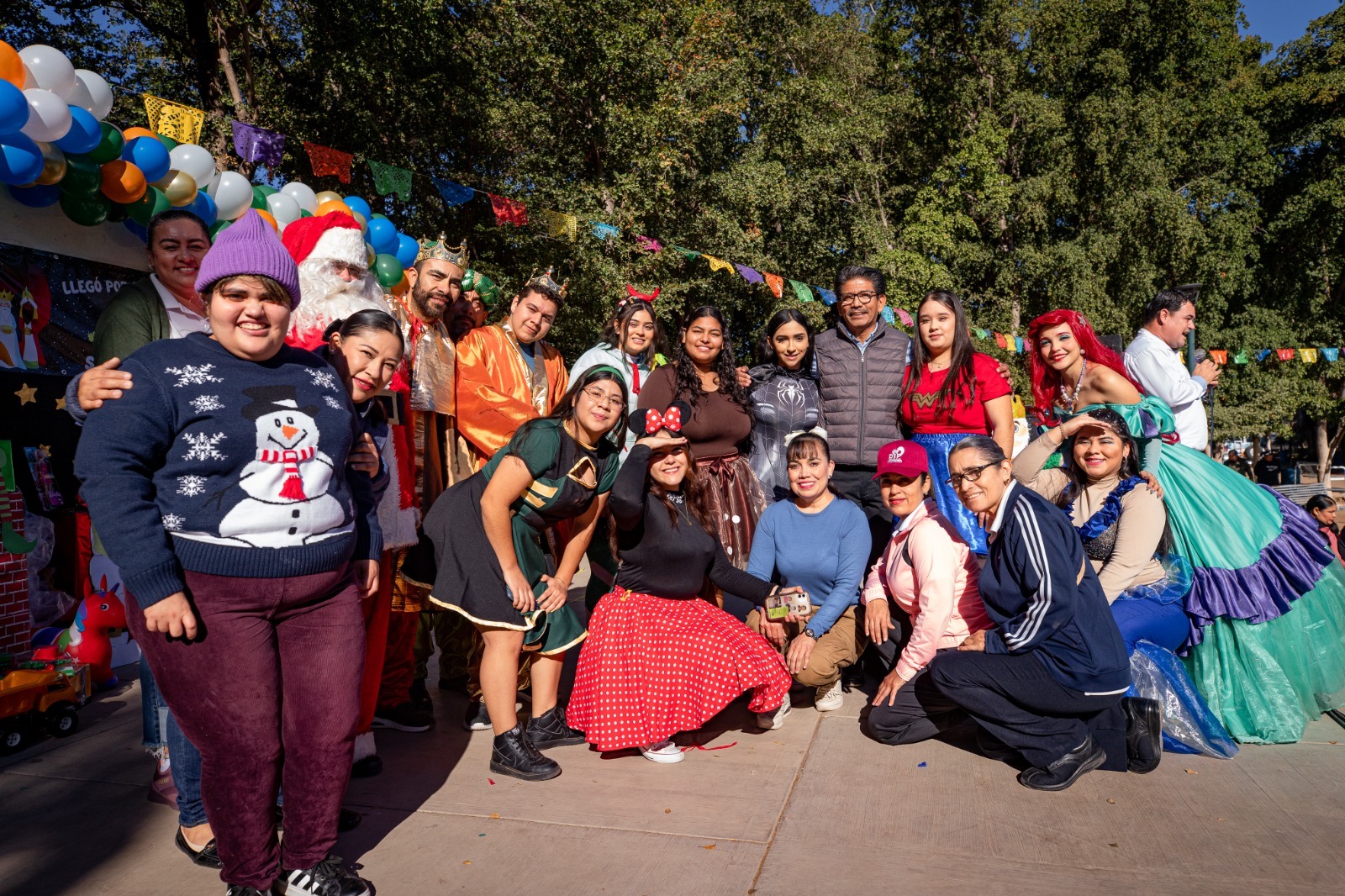 Llegan los Reyes Magos con juguetes y mucha alegría al Parque Villafañe en Guasave