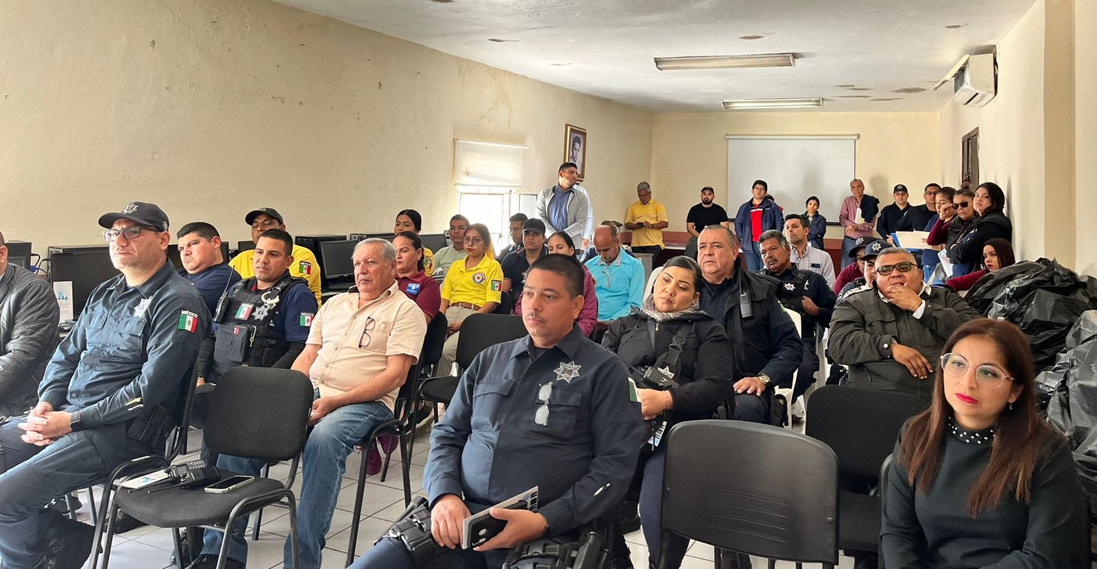 ‘Hay consecuencias’ | Llevan charla a funcionarios públicos de El Rosario para evitar agresiones a periodistas