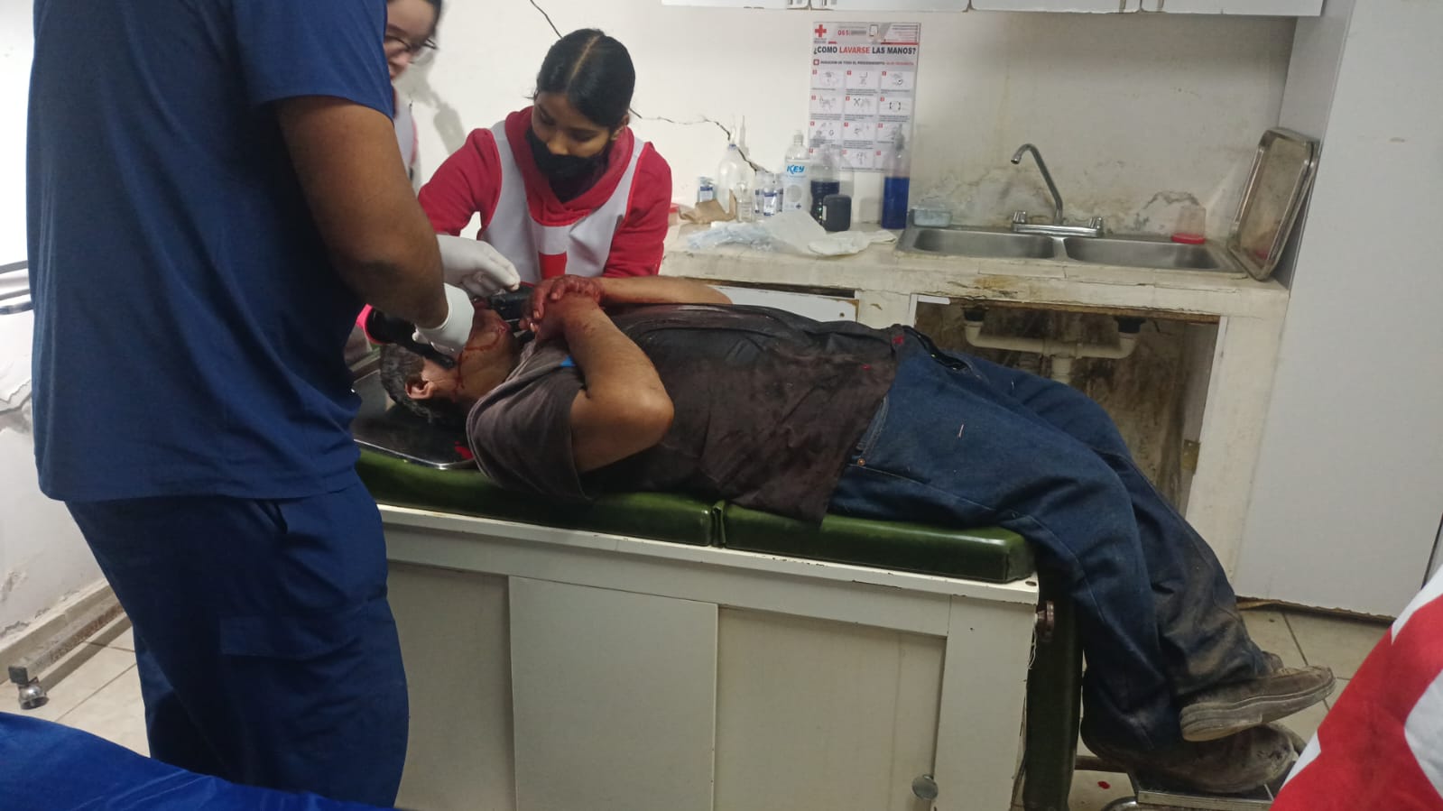 Localizan a un hombre herido a golpes sobre el bordo de un canal en Guasave
