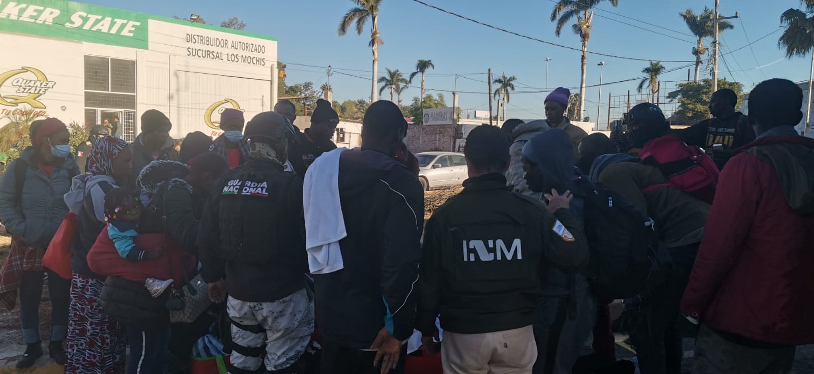 Migración detiene dos autobuses con inmigrantes africanos; tras detención, se arma riña con policías de Ahome y estatales