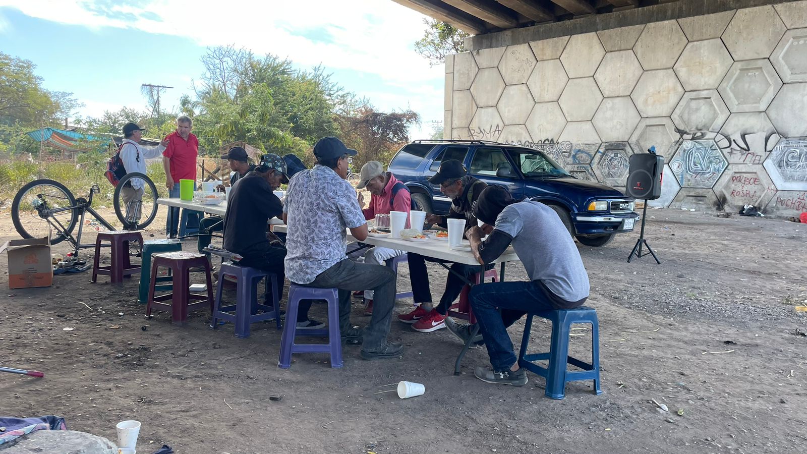 ¿Tienes hambre y frío? Migrantes y personas con adicciones en Mazatlán son alimentados en la Allende