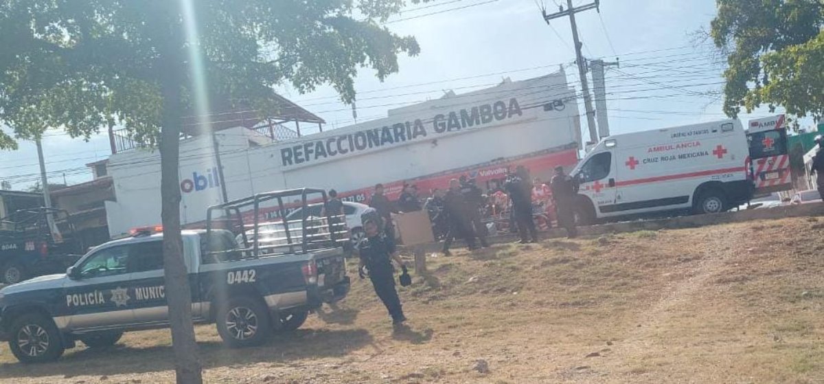 Moto policía resulta lesionado al chocar contra un vehículo en la colonia Libertad de Culiacán