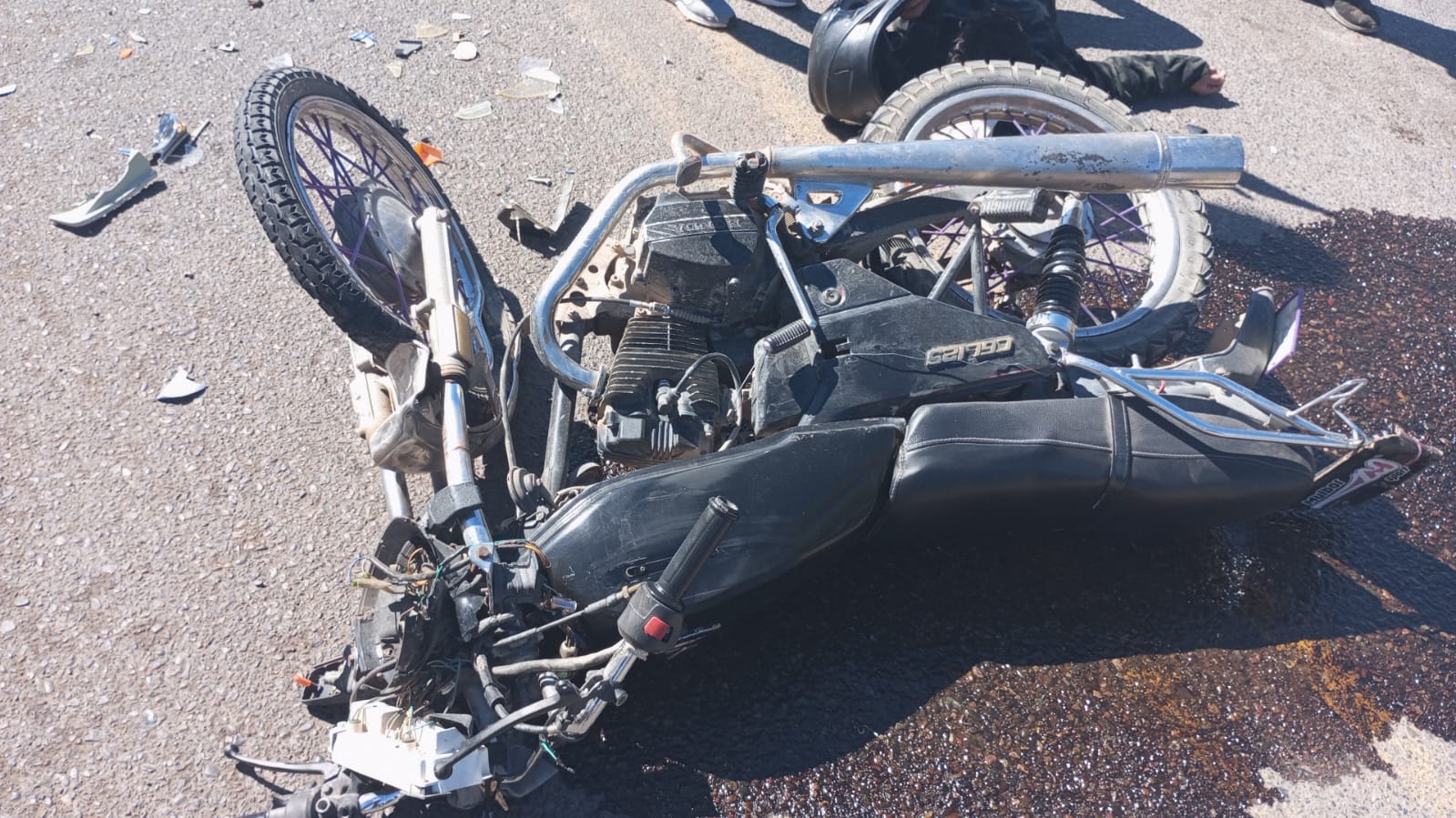 Motociclista intenta rebasar en una carretera de Guasave y se estrella contra una camioneta