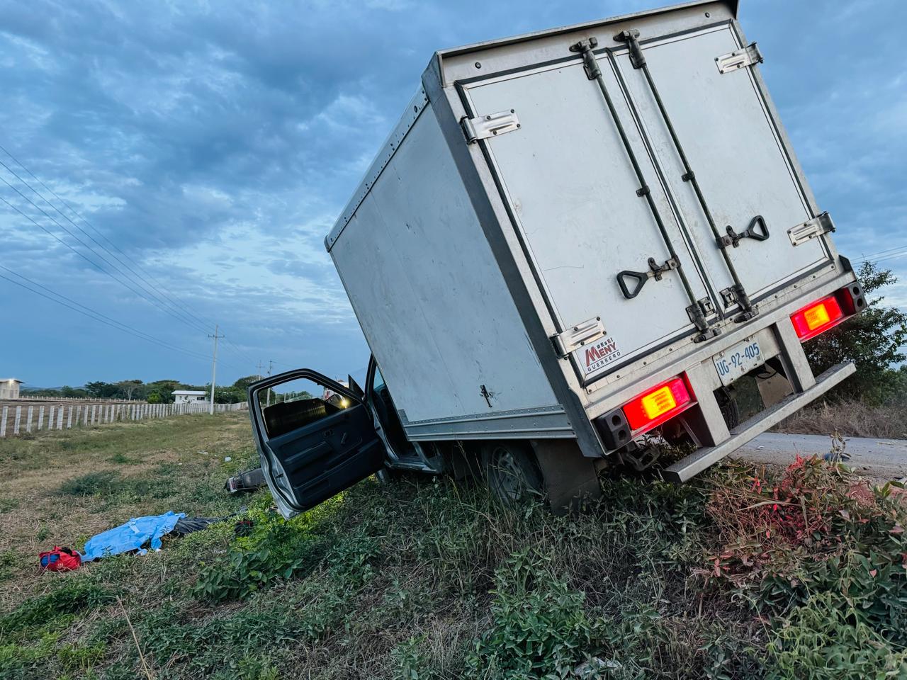 Motociclista pierde la vida al chocar contra camioneta de reparto en Escamillas, Mazatlán
