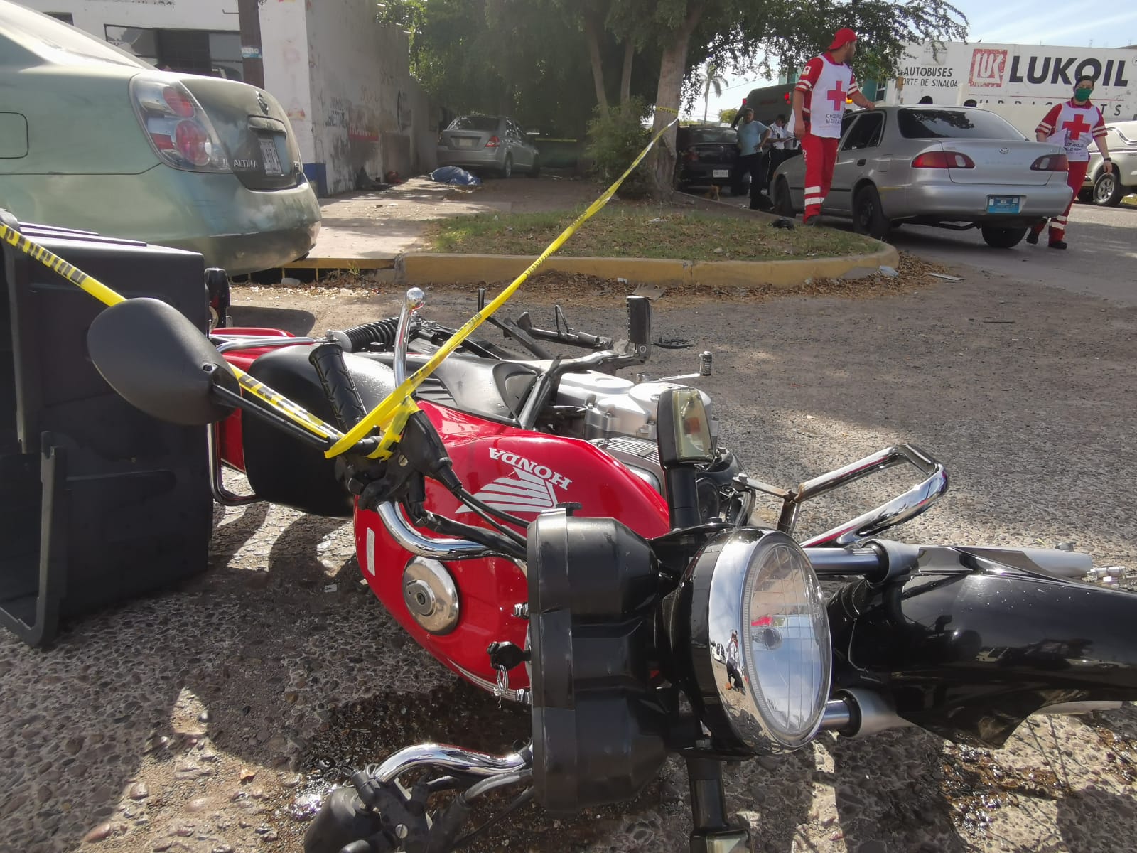 Motociclista pierde la vida tras ser arrollado por el conductor de un vehículo en el sector Bienestar en Los Mochis