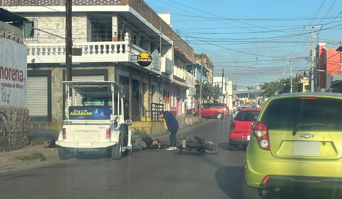 Motociclista resulta lesionado al chocar por alcance en la colonia Juárez en Mazatlán