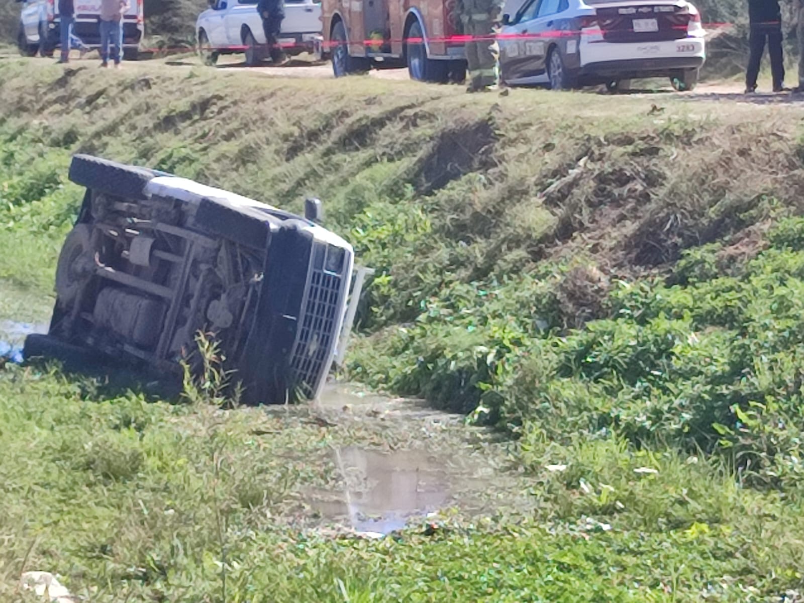 Muere adulto mayor en Ahome tras volcarse en su camioneta y caer a un canal
