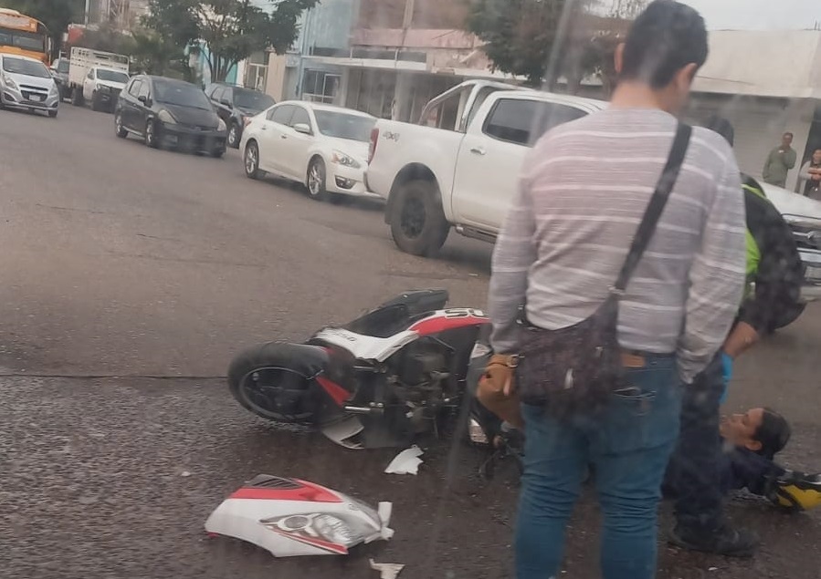 Mujer motociclista sufre lesiones tras ser embestida por un vehículo en sector centro de Los Mochis