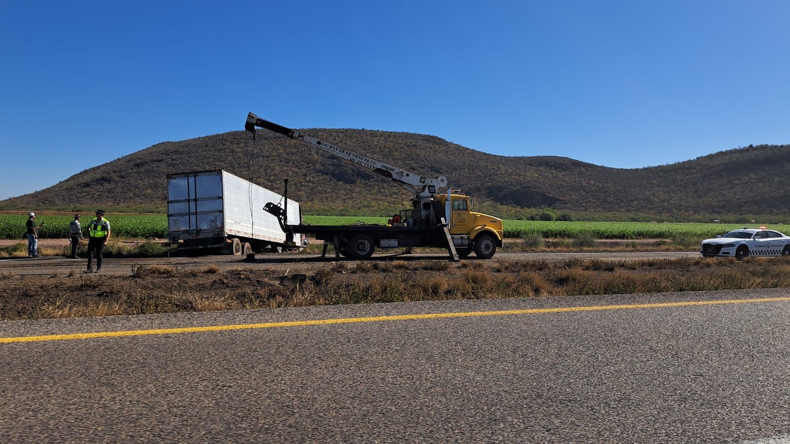 Operador de tráiler sufre accidente tipo salida de camino sobre la México 15 en Ahome