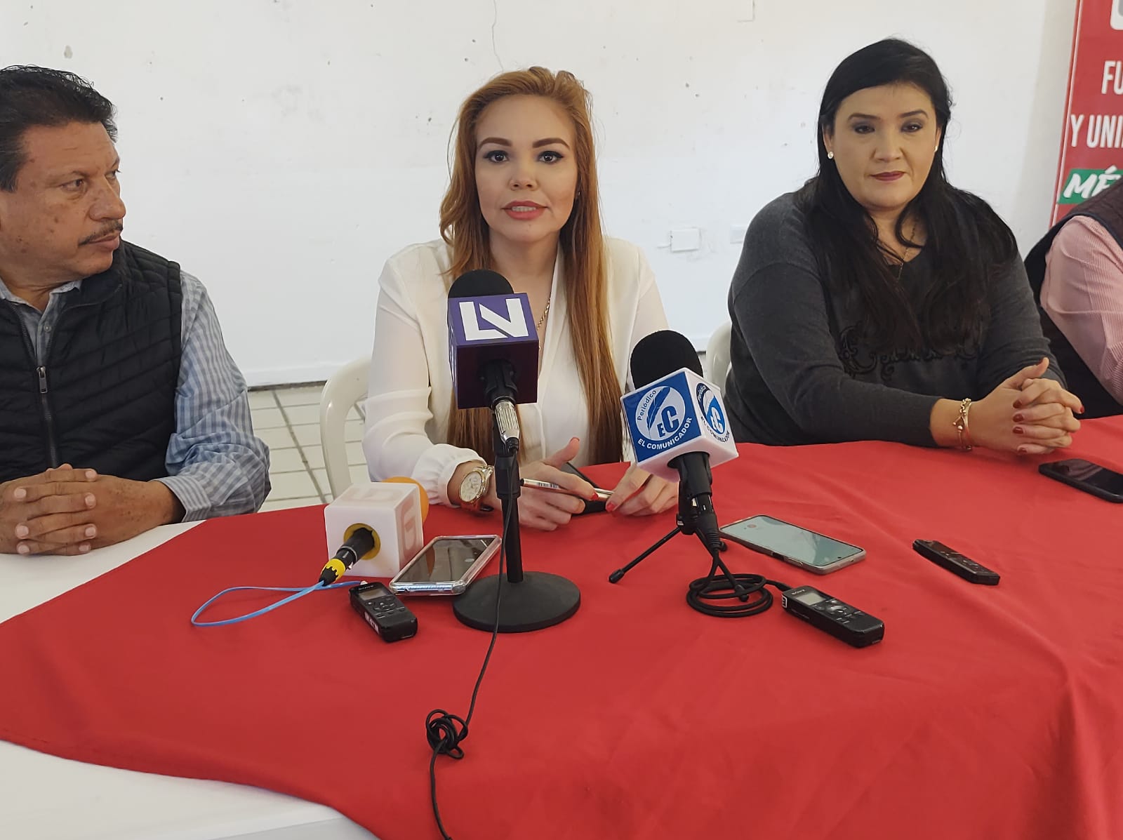 ¡No ha renunciado al PRI! Revela Paola Garate que Rolando Mercado sigue siendo priista