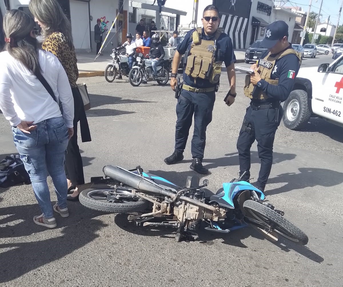 Pareja de motociclistas resultan lesionados al ser embestidos por un automóvil en Guasave
